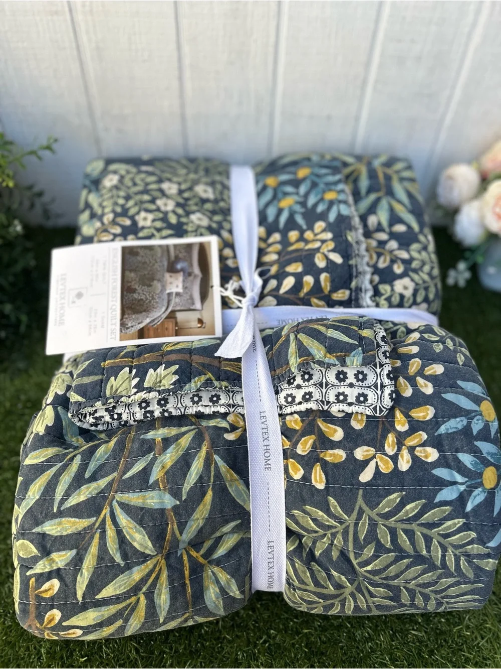 LEVTEX HOME ENGLISH FOREST TWIN QUILT SET COLOR: navy new